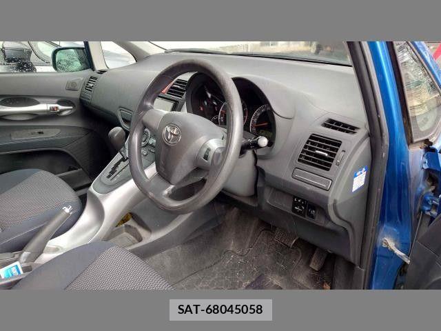 Toyota AURIS 2011-07 8228984-1