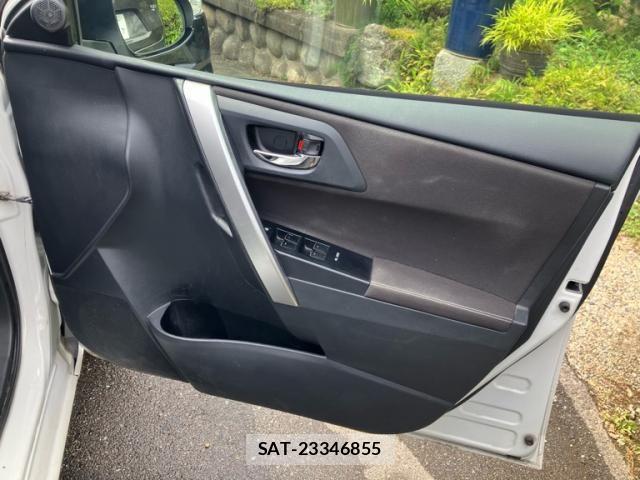 Toyota AURIS 2014-03 8364873-9