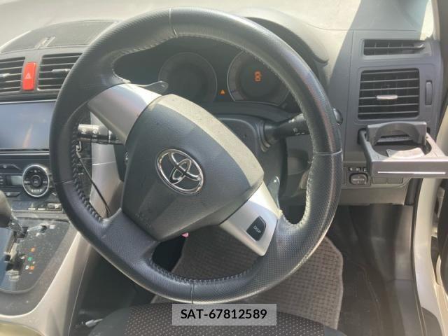 Toyota AURIS 2010-01 8411320-9