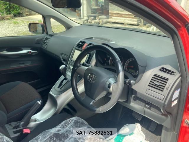 Toyota AURIS 2010-02 8411318-4