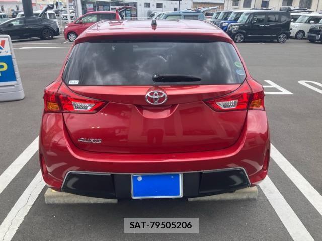 Toyota AURIS 2013-01 8827942-9