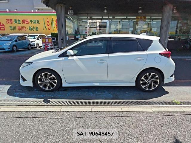 Toyota AURIS 2016-09 8848304-11