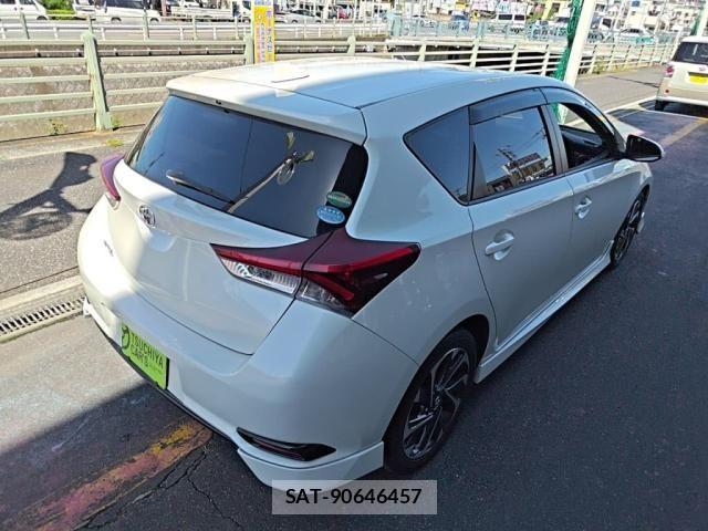 Toyota AURIS 2016-09 8848304-1
