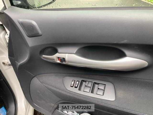 Toyota AURIS 2011-08 7561853-17