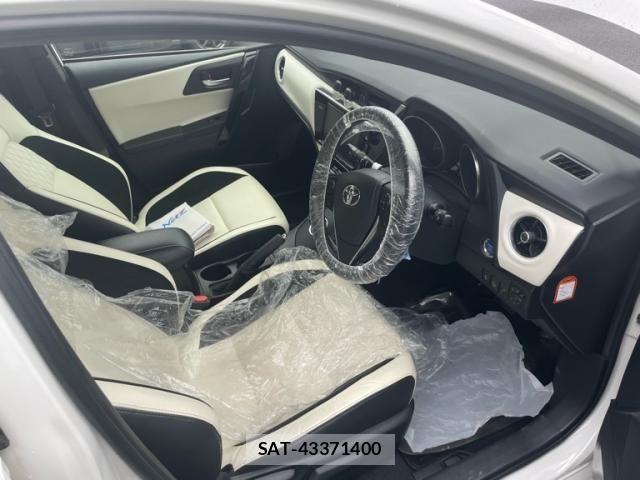 Toyota AURIS 2017-12 6902396-13