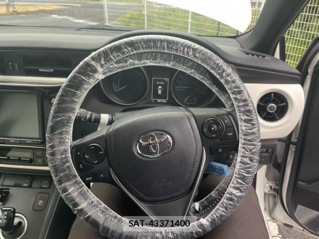 Toyota AURIS 2017-12 6902396-15