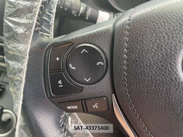 Toyota AURIS 2017-12 6902396-16