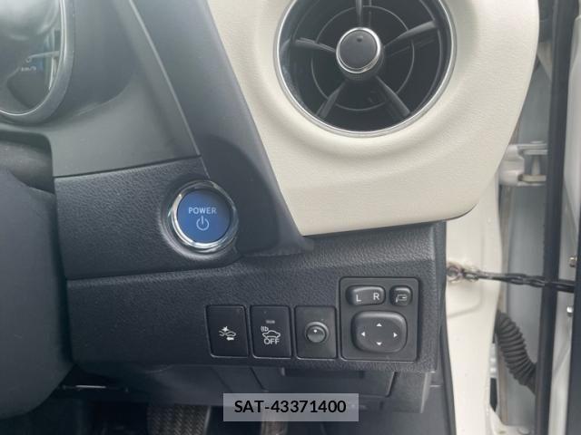 Toyota AURIS 2017-12 6902396-18