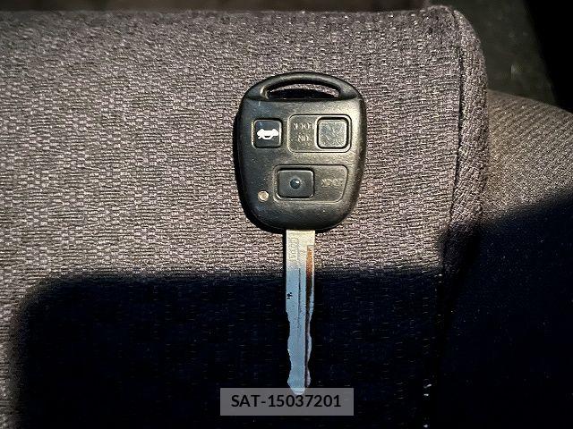 Toyota AVENSIS 2004-04 7215135-25