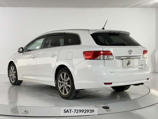 Toyota AVENSIS WAGON 2013-03 1421496-9
