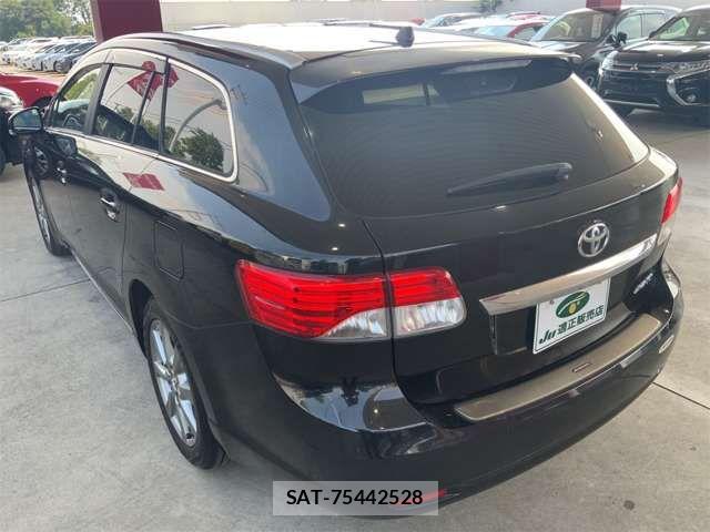 Toyota AVENSIS WAGON 2013-08 8437949-8