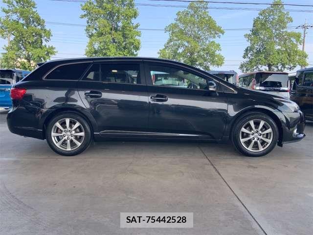Toyota AVENSIS WAGON 2013-08 8437949-5