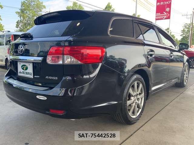 Toyota AVENSIS WAGON 2013-08 8437949-6