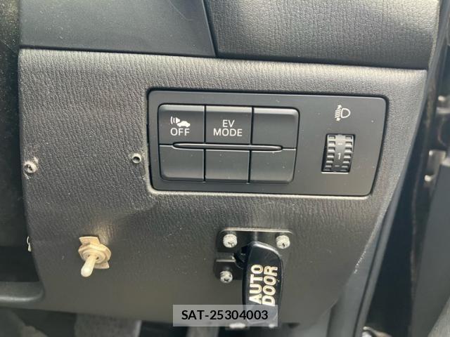 Mazda AXELA HYBRID 2017-01 8228985-13