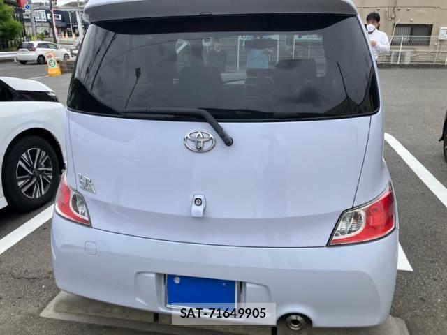 Toyota BB 2007-03 7215143-5