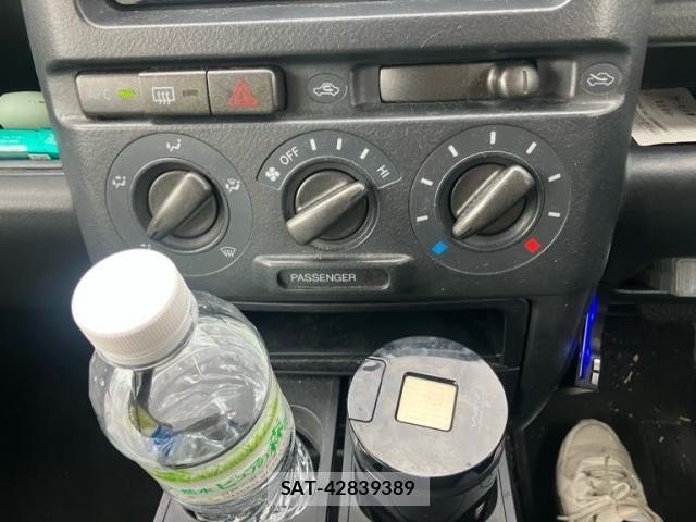 Toyota BB 2002-02 7356944-17