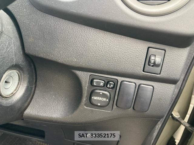 Toyota BB 2011-06 7356949-14