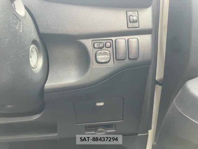 Toyota BB 2009-03 7453070-12