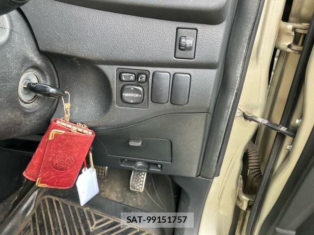 Toyota BB 2009-07 7960618-16