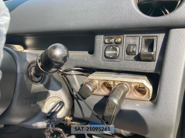 Toyota BB 2005-10 8228987-12
