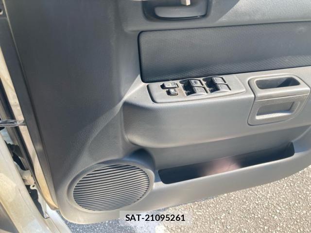 Toyota BB 2005-10 8228987-13