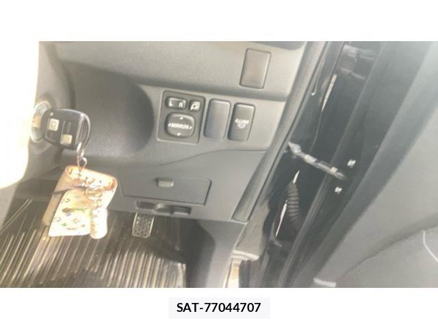Toyota BB 2008-05 8364881-13