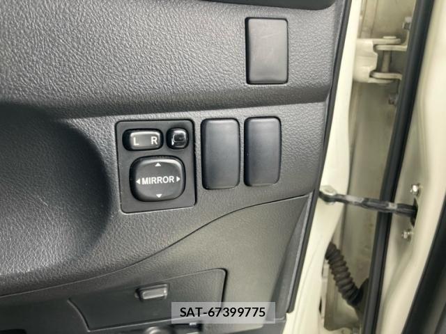 Toyota BB 2009-12 8437951-12
