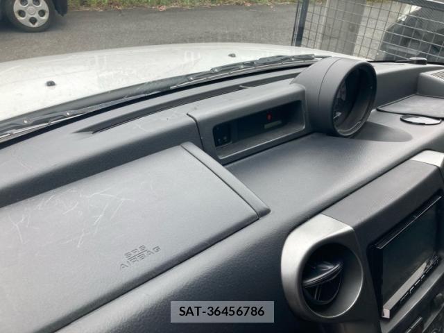 Toyota BB 2005-10 8658132-19
