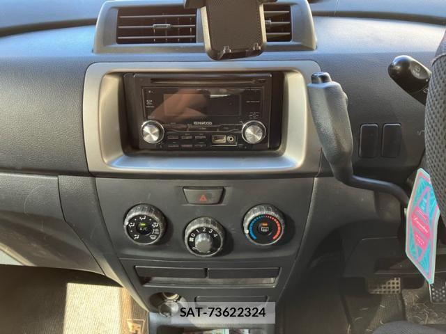 Toyota BB 2009-09 8870481-15
