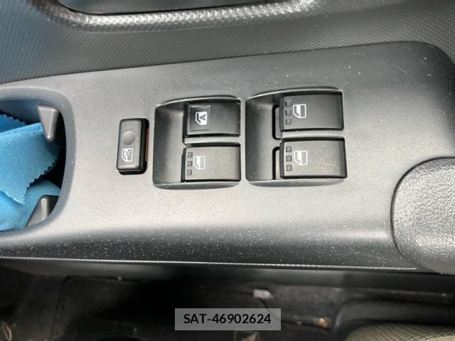 Toyota BB 2010-06 8870480-16