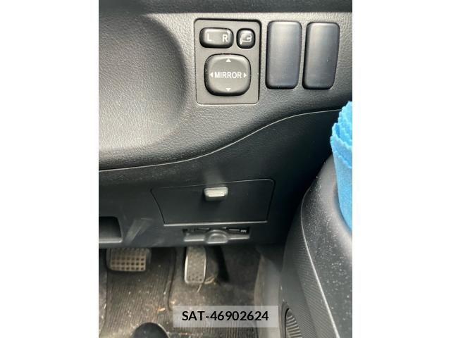 Toyota BB 2010-06 8870480-17
