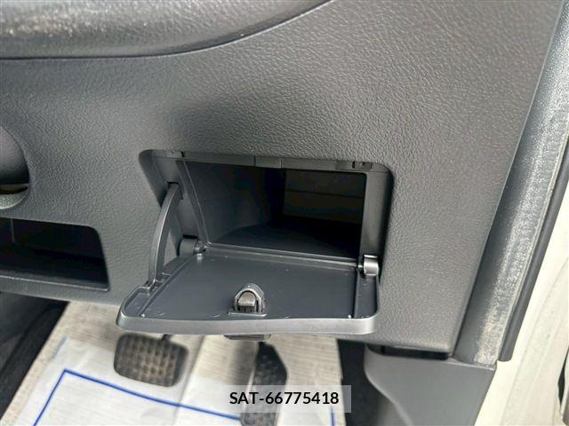 Toyota BB 2010-07 7508172-26