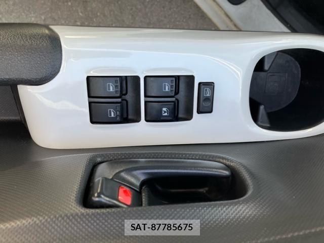 Toyota BB 2006-05 8848317-8