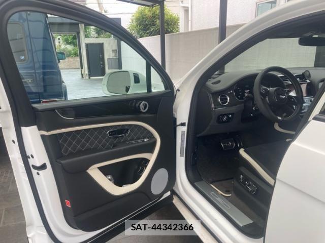 Bentley BENTAYGA 2022-01 8878803-15