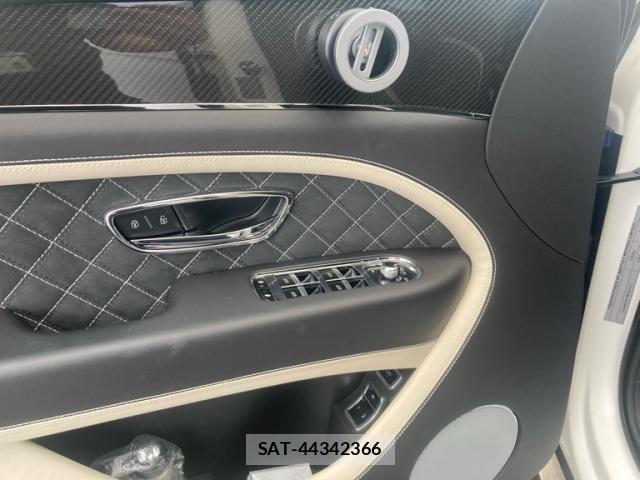 Bentley BENTAYGA 2022-01 8878803-16