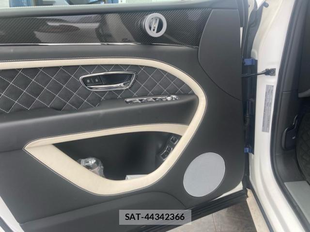 Bentley BENTAYGA 2022-01 8878803-17