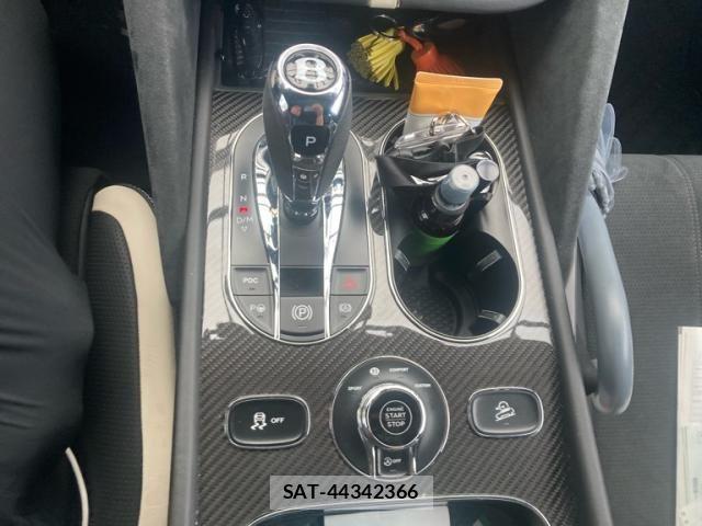 Bentley BENTAYGA 2022-01 8878803-25