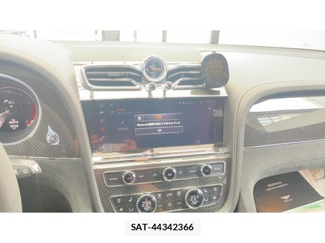 Bentley BENTAYGA 2022-01 8878803-29