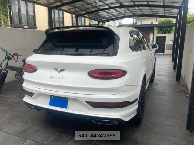 Bentley BENTAYGA 2022-01 8878803-4