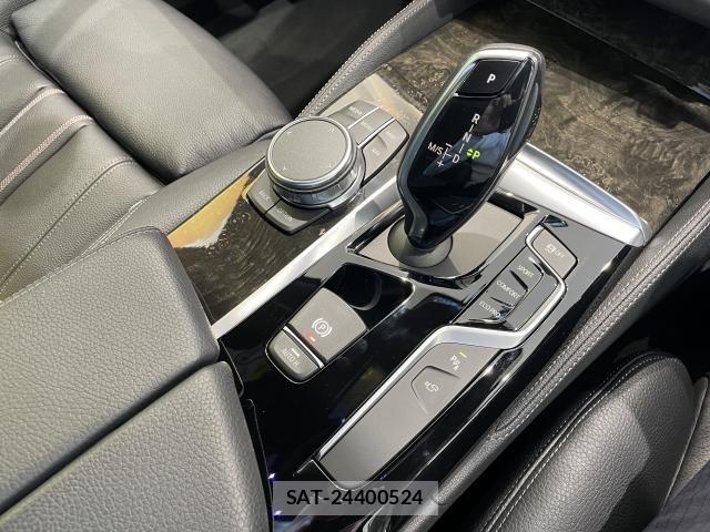Bmw 5 SERIES 2018-12 8098248-16