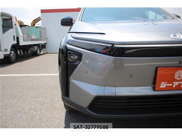 Toyota bZ4X 2025-10 8206724-12