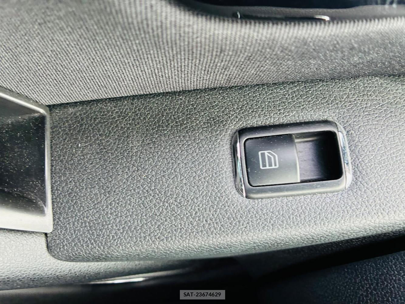 Mercedes Benz C-CLASS 2010-02 8351359-23