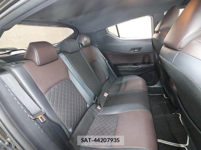 Toyota C-HR 2018-04 3766361-5
