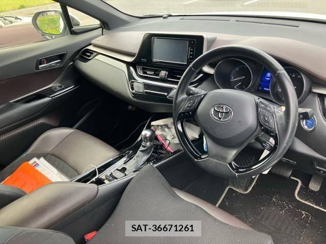 Toyota C-HR 2017-11 6641346-11