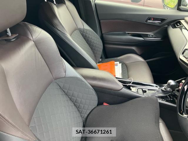 Toyota C-HR 2017-11 6641346-12