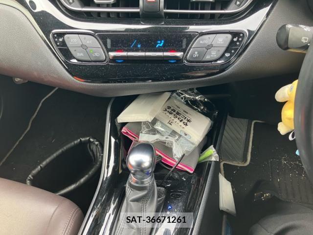 Toyota C-HR 2017-11 6641346-21