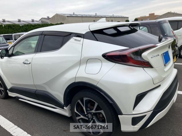 Toyota C-HR 2017-11 6641346-5