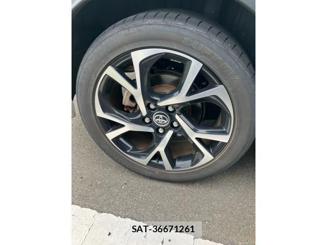 Toyota C-HR 2017-11 6641346-7