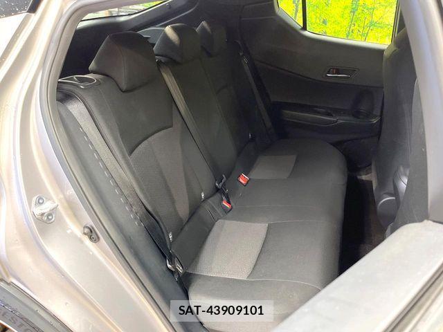 Toyota C-HR 2017-02 6675359-8
