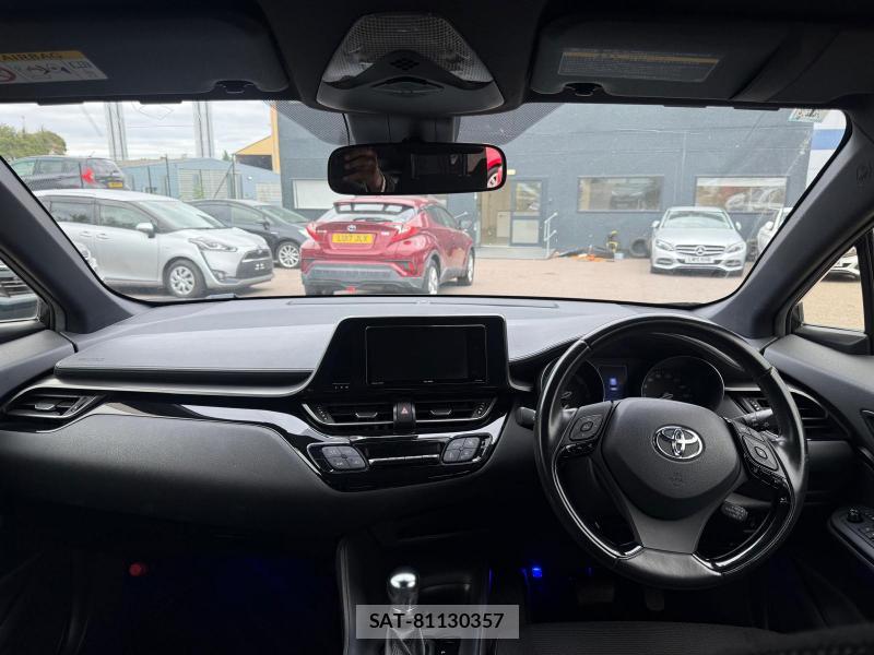 Toyota C-HR 2018-02 1305389-24